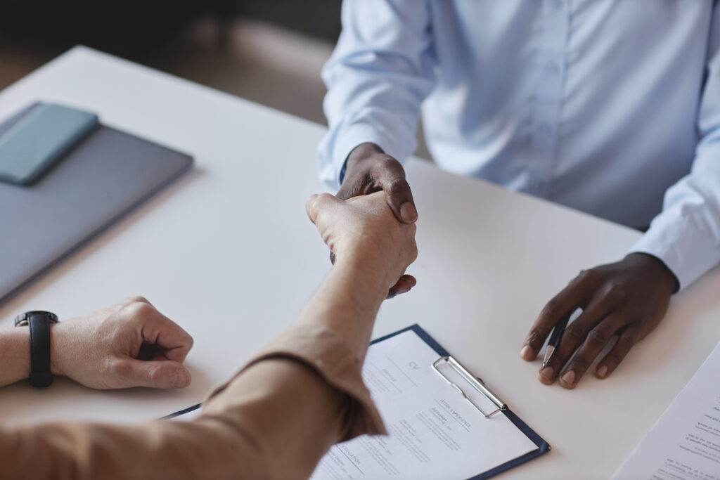 candidate shaking hands with recruiter over table 2023 11 27 05 20 57 utc